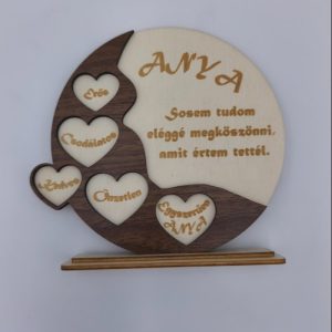„Anya Értékei” – Személyre szabható, gravírozott fa asztali dísz