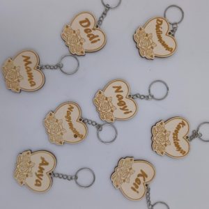 „Szívküldi” – Virágos Fa Kulcstartó Egyedi Névvel